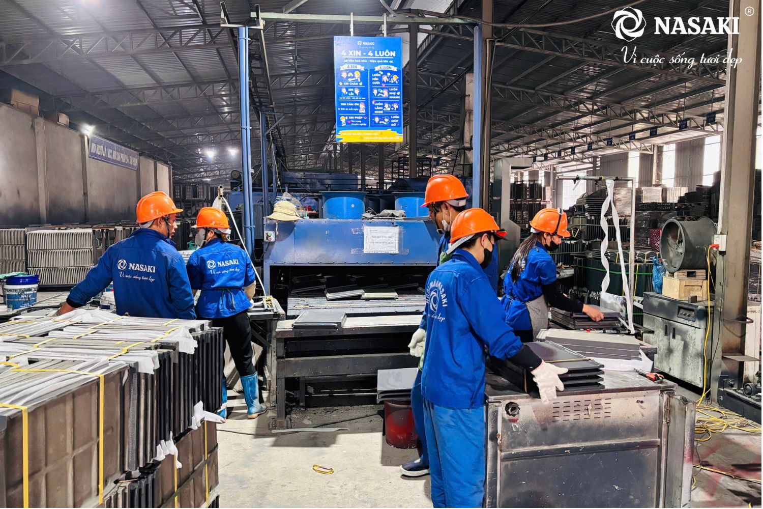 Công nhân NASAKI đóng xốp bảo quản gạch