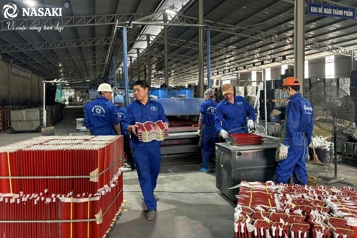 Công nhân NASAKI sản xuất ngói ở công đoạn cuối