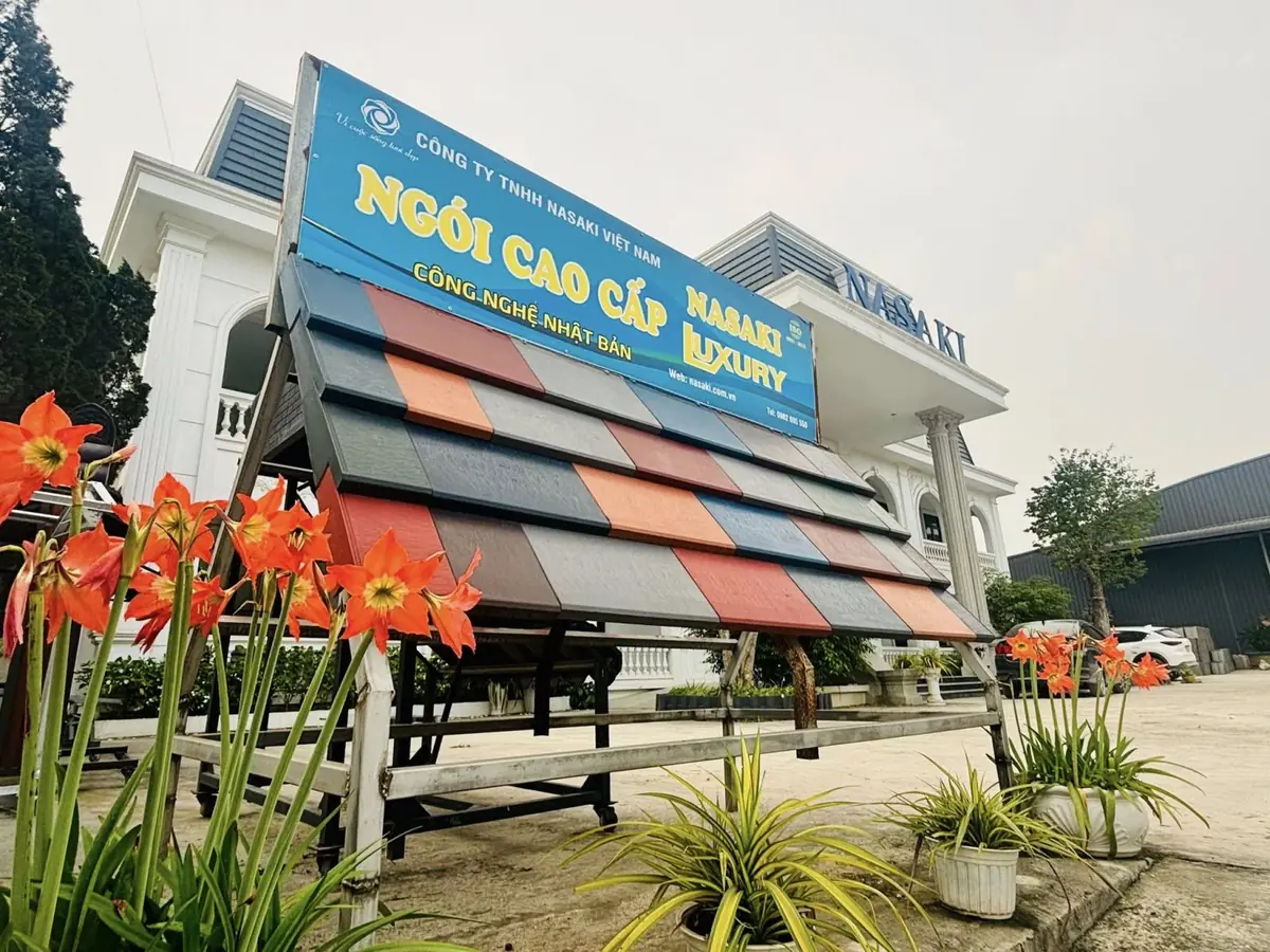 Bảng mẫu màu ngói trưng bày trước nhà máy NASAKI