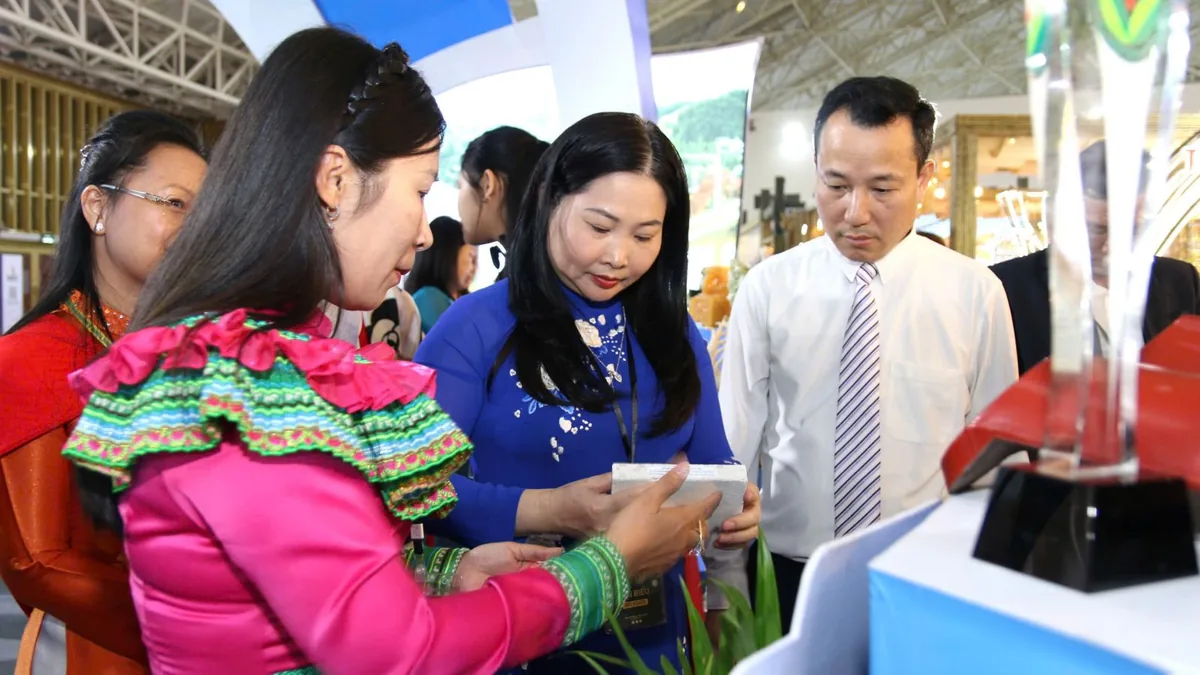 Đại biểu tìm hiểu sản phẩm tại gian hàng NASAKI