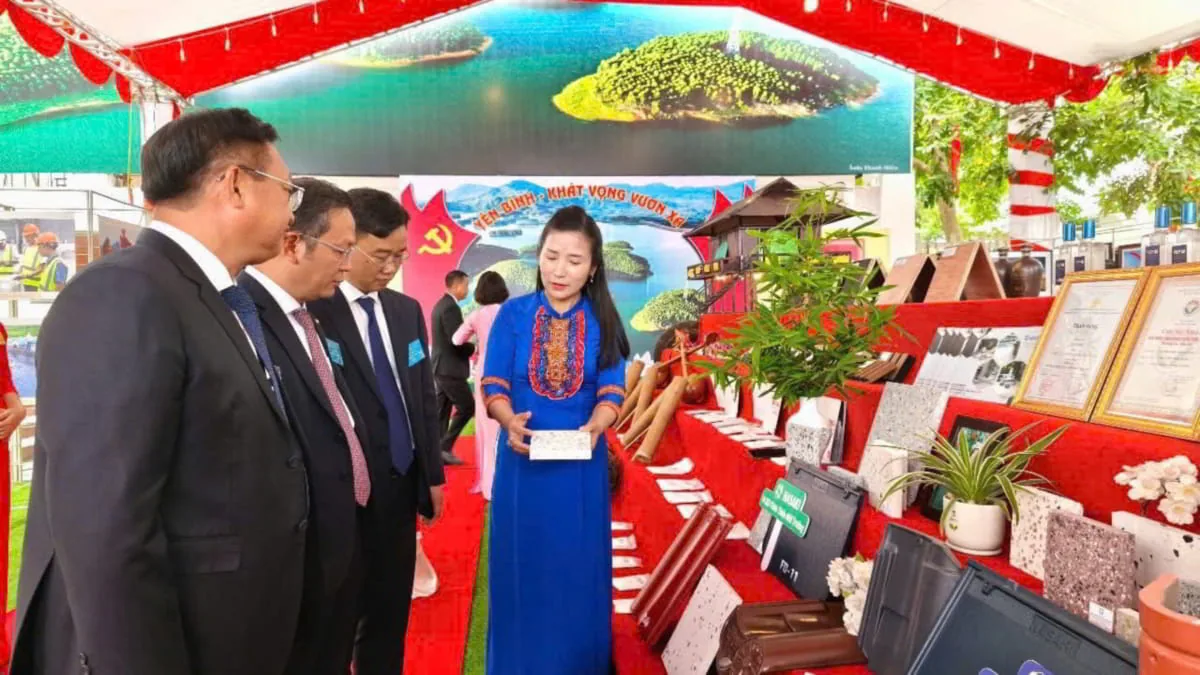 Đại biểu tham quan sản phẩm NASAKI tại Đại hội