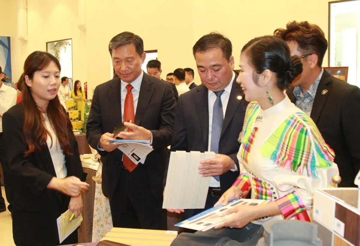 Đại biểu tìm hiểu sản phẩm ngói và gạch NASAKI