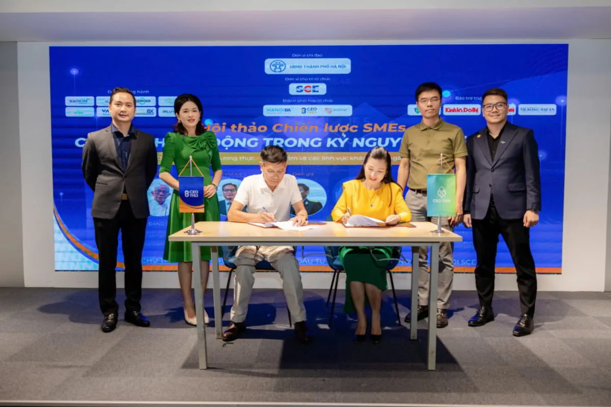 Đại diện NASAKI và Sao Đỏ ký văn bản hợp tác