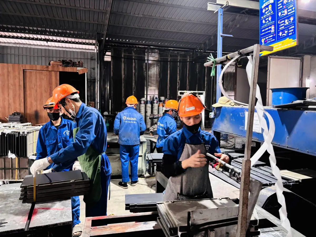 Công nhân NASAKI vận hành dây chuyền sơn ngói không nung tại nhà máy