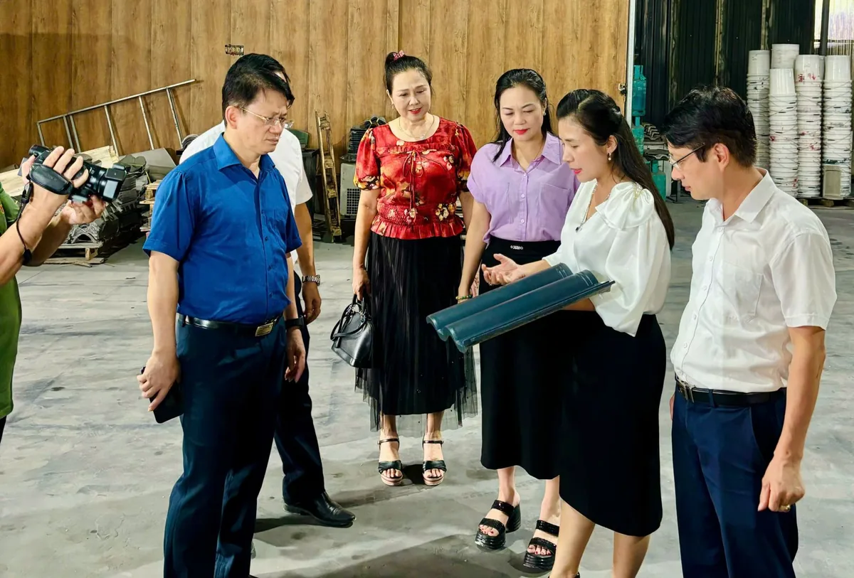 Đoàn Hiệp hội xem mẫu ngói không nung tại nhà máy NASAKI