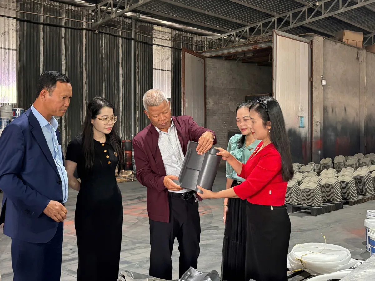 Đoàn thẩm định xem sản phẩm ngói tại nhà máy NASAKI