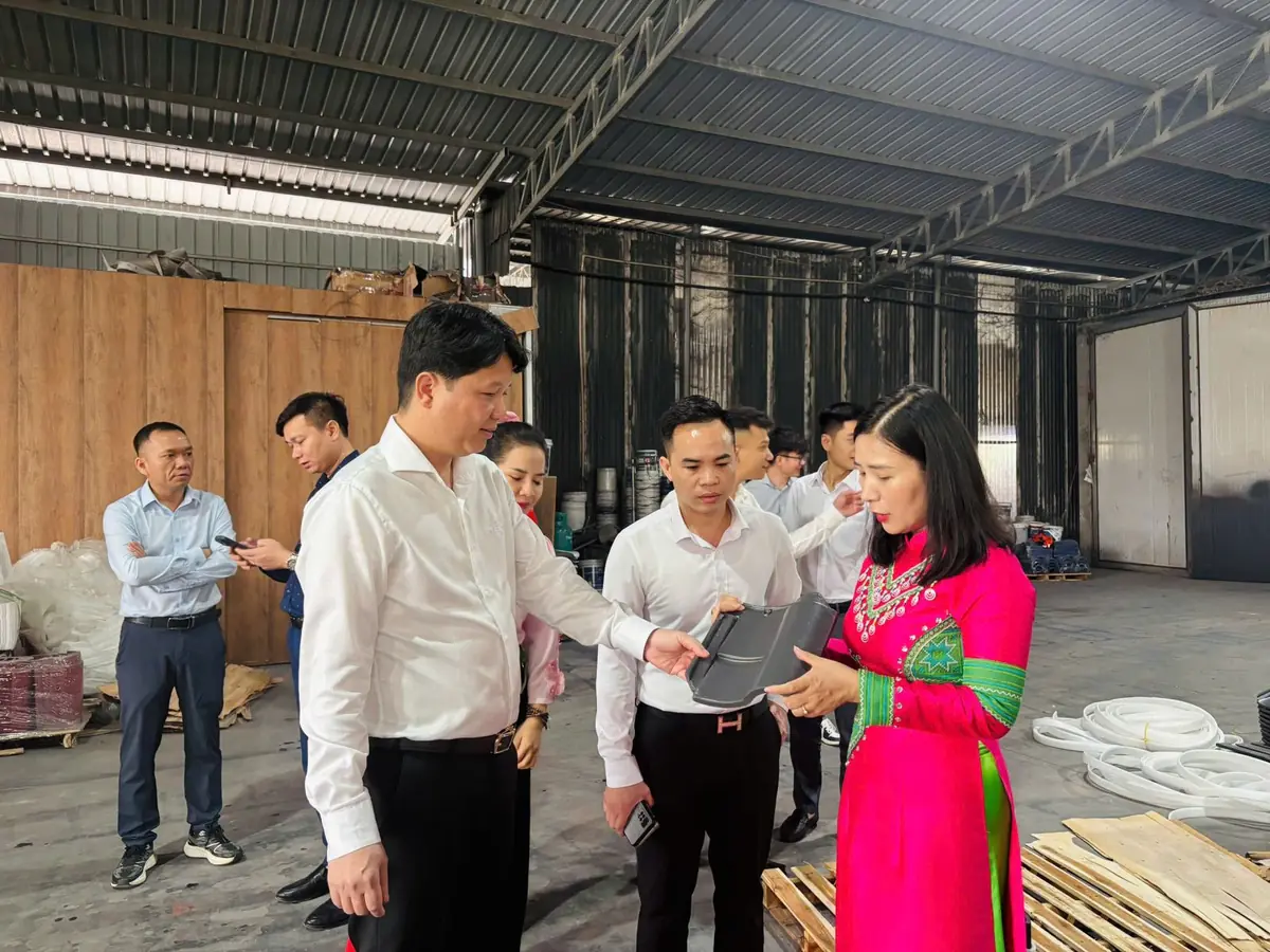 Đoàn tham quan dây chuyền sản xuất tại NASAKI