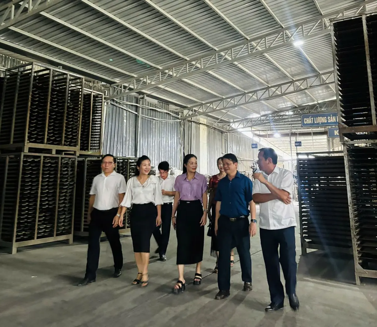 Đoàn tham quan khu sản xuất và bảo dưỡng ngói NASAKI