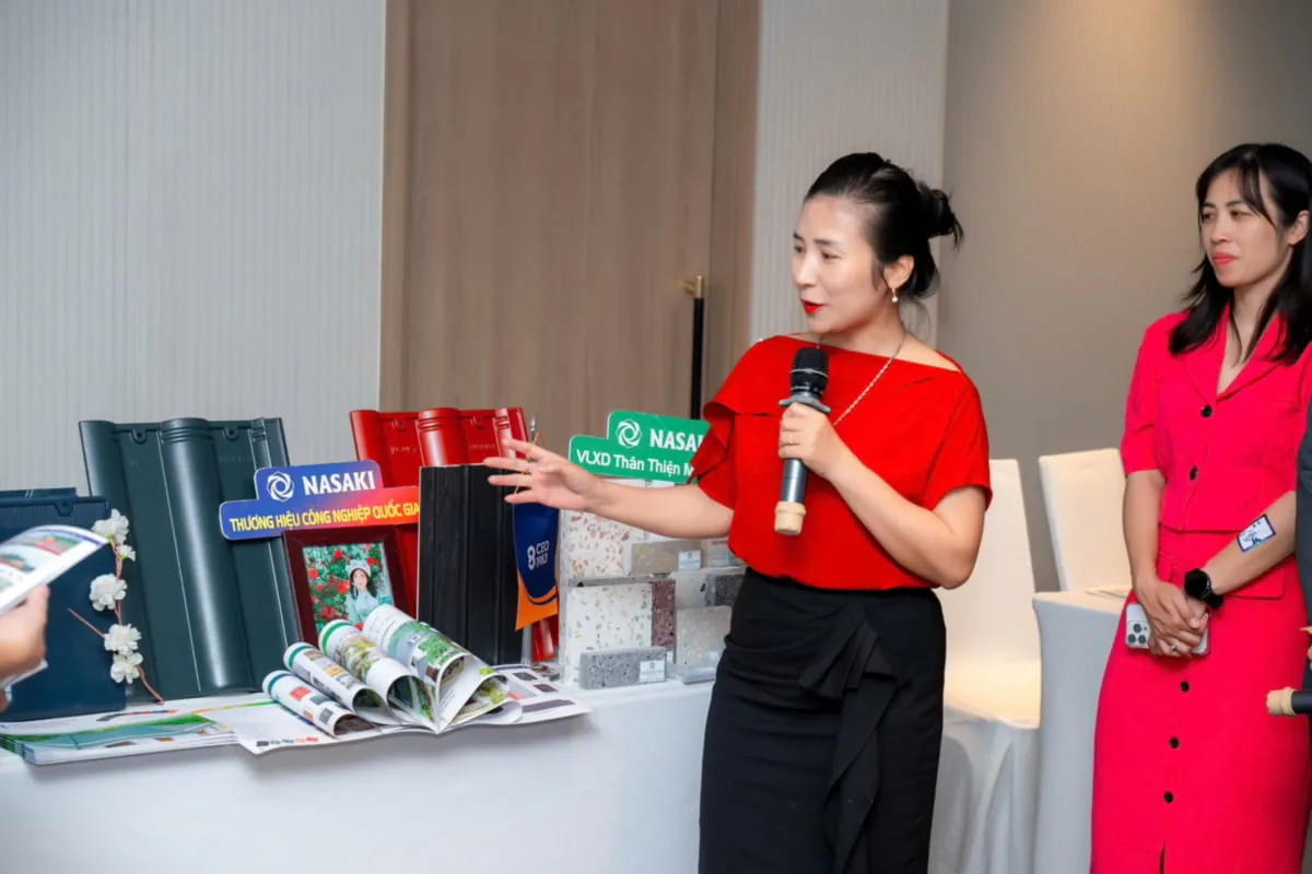Giám đốc NASAKI giới thiệu ngói không nung tại sự kiện