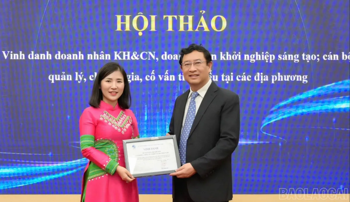 Giám đốc NASAKI nhận giải thưởng tại hội thảo vinh danh