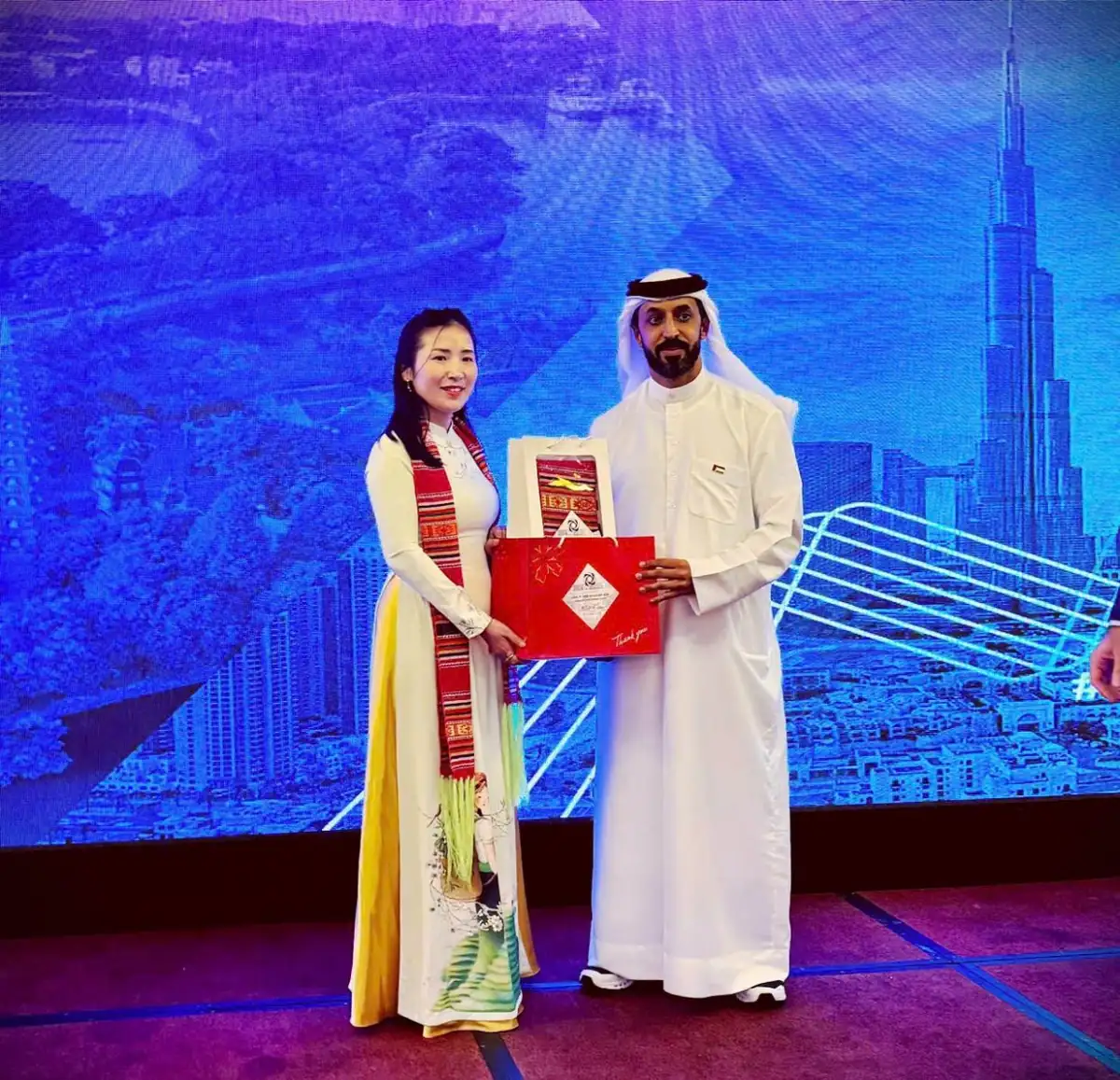Giám đốc NASAKI Nguyễn Thị Khuyên cùng đại diện tập đoàn tại Dubai