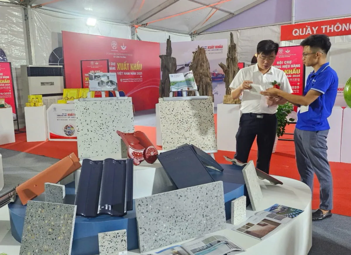 Gian hàng ngói và gạch NASAKI tại Royal City