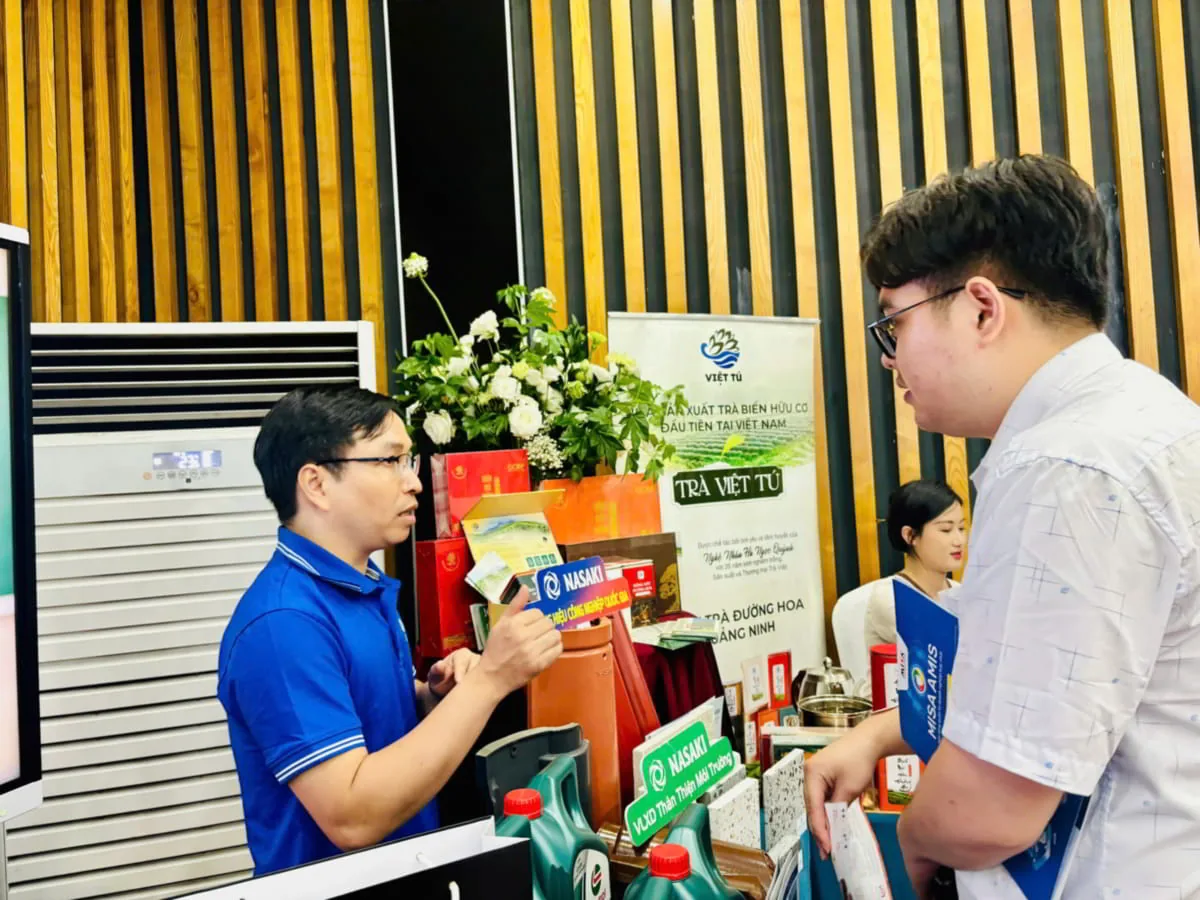 Đại diện NASAKI giới thiệu sản phẩm với doanh nhân trẻ