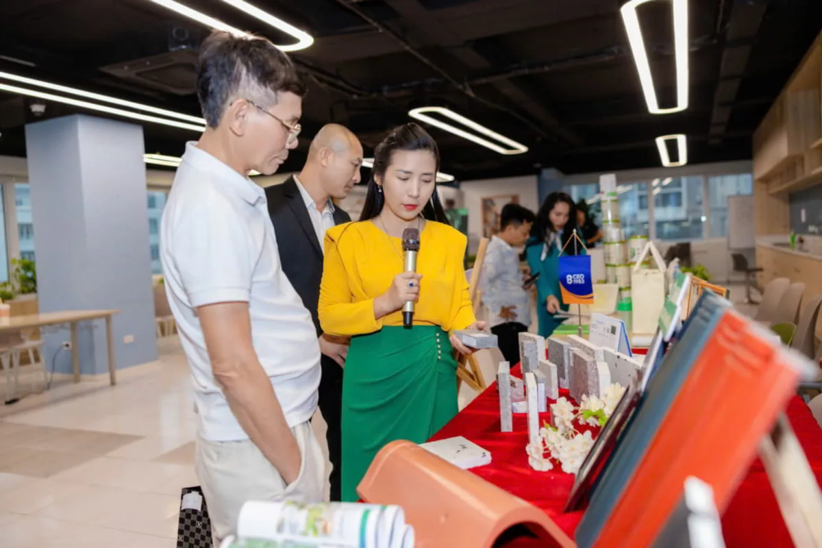 Khách tham quan mẫu ngói và gạch NASAKI tại sự kiện