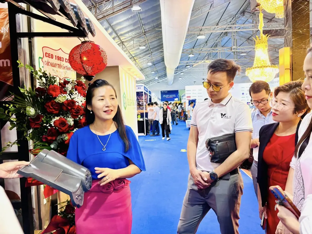 Khách tham quan xem mẫu ngói không nung NASAKI tại triển lãm