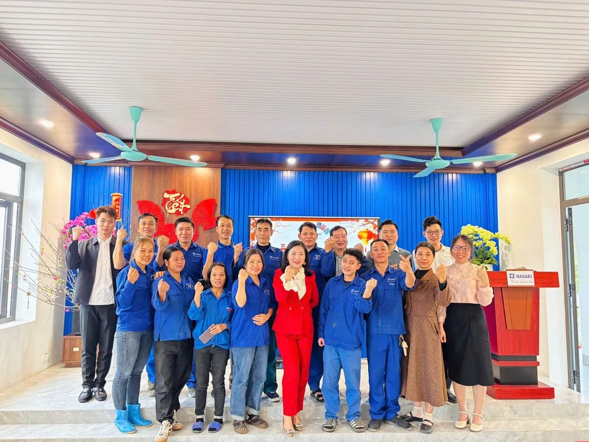 Cán bộ công nhân viên NASAKI nhận lộc xuân tại lễ khai xuân 2026
