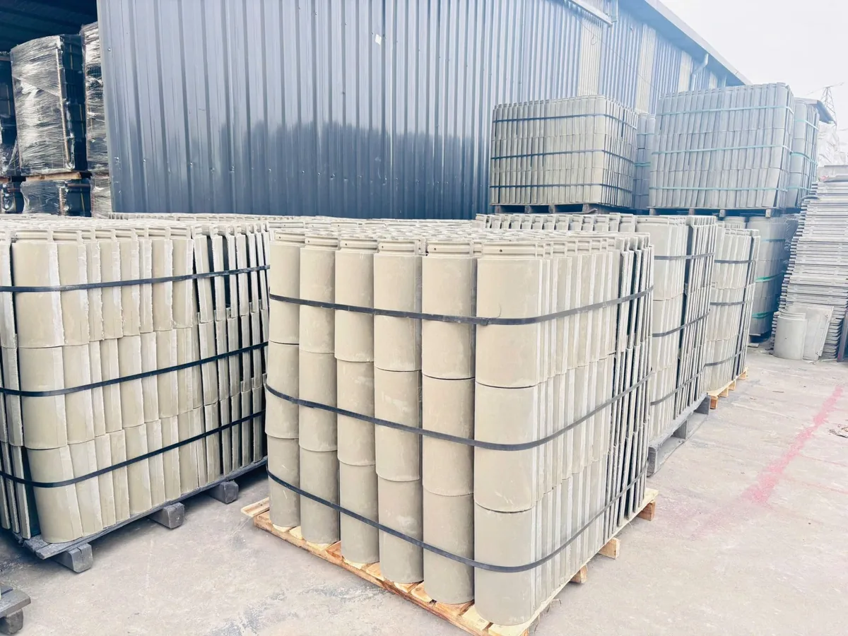 Các kiện gạch không nung thành phẩm xếp tại kho nhà máy NASAKI