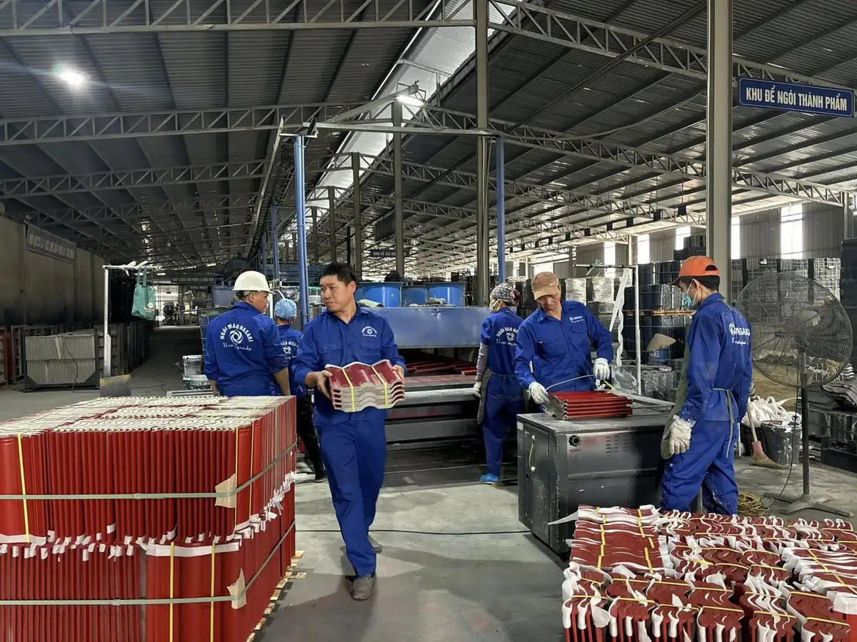 Công nhân xếp các kiện ngói thành phẩm theo lô sản xuất