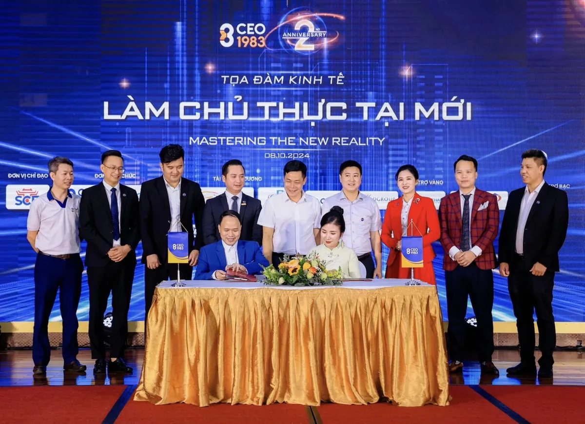 Đại biểu chứng kiến lễ ký kết tại tọa đàm CLB CEO 1983