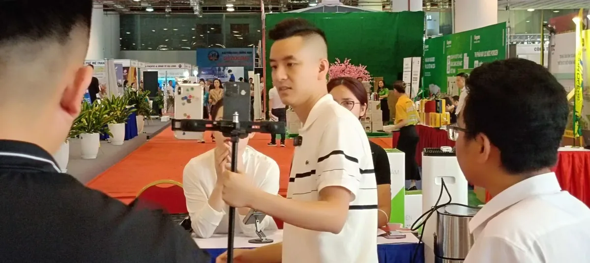 Livestream giới thiệu sản phẩm tại triển lãm ở Hạ Long