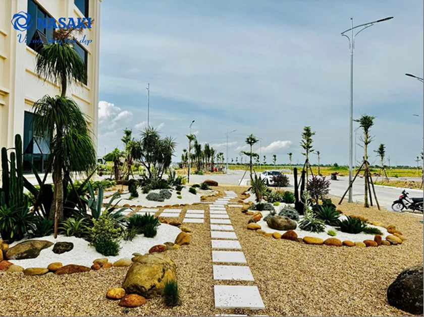 Lối đi lát gạch kết hợp cây xanh trong cảnh quan công trình xanh