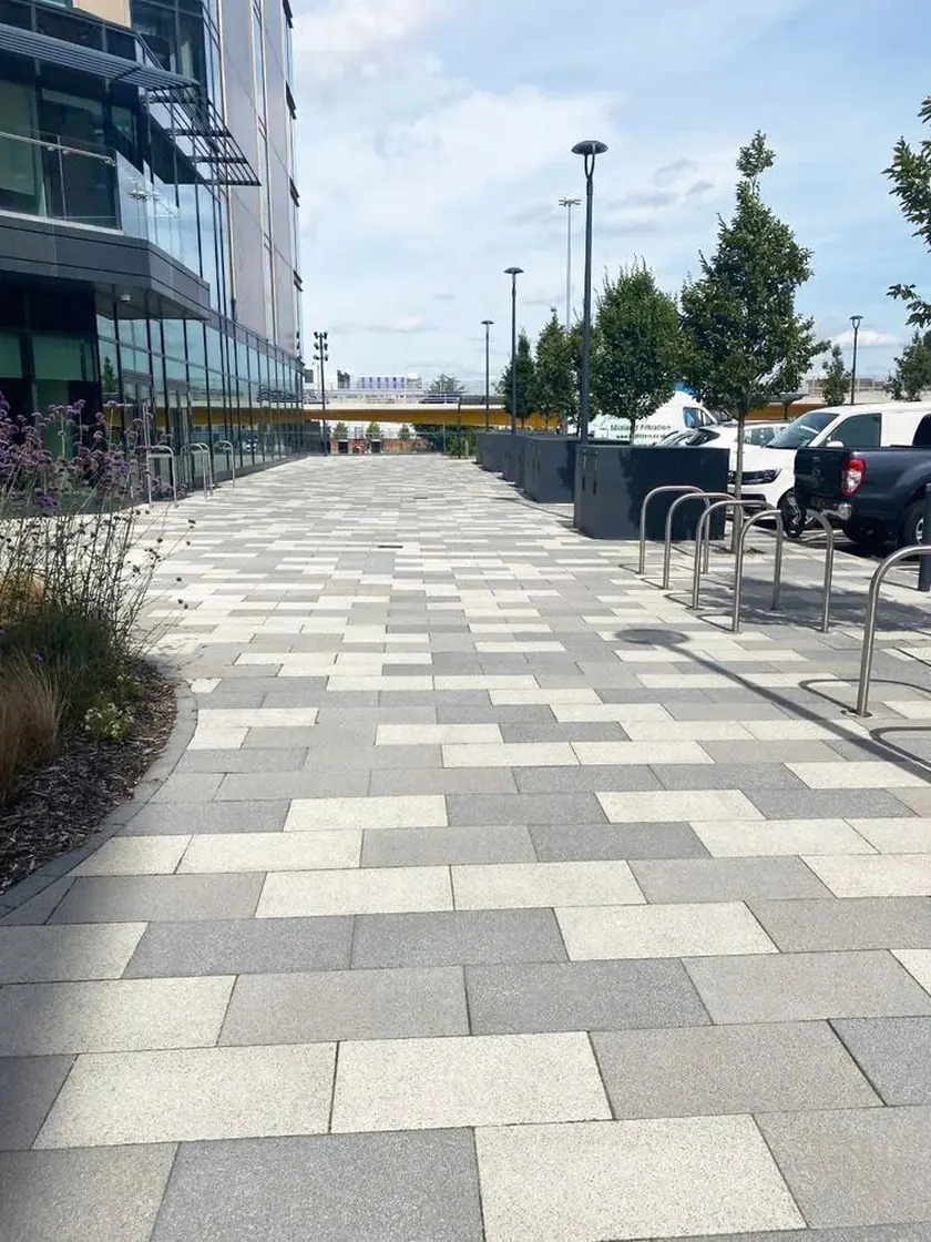 Lối đi ngoài trời lát gạch Terrazzo phối hai tông màu trước tòa nhà