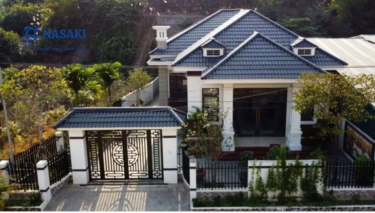 Nhà vườn mái Thái lợp ngói tông xanh đậm
