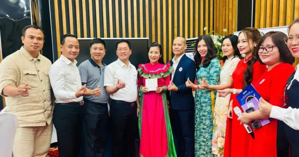 Đại diện NASAKI cùng hội viên Hội Doanh nghiệp trẻ Hà Nội