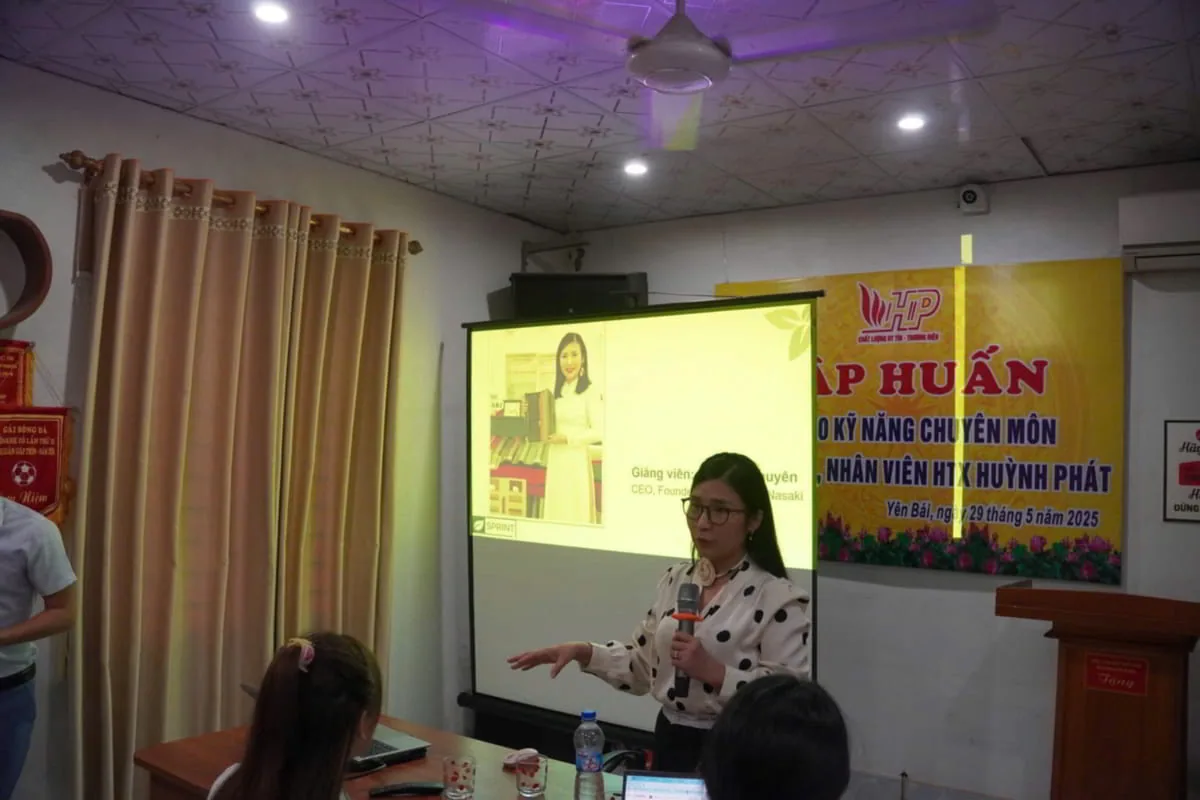 Đại diện NASAKI hướng dẫn tập huấn ứng dụng Facebook và ChatGPT