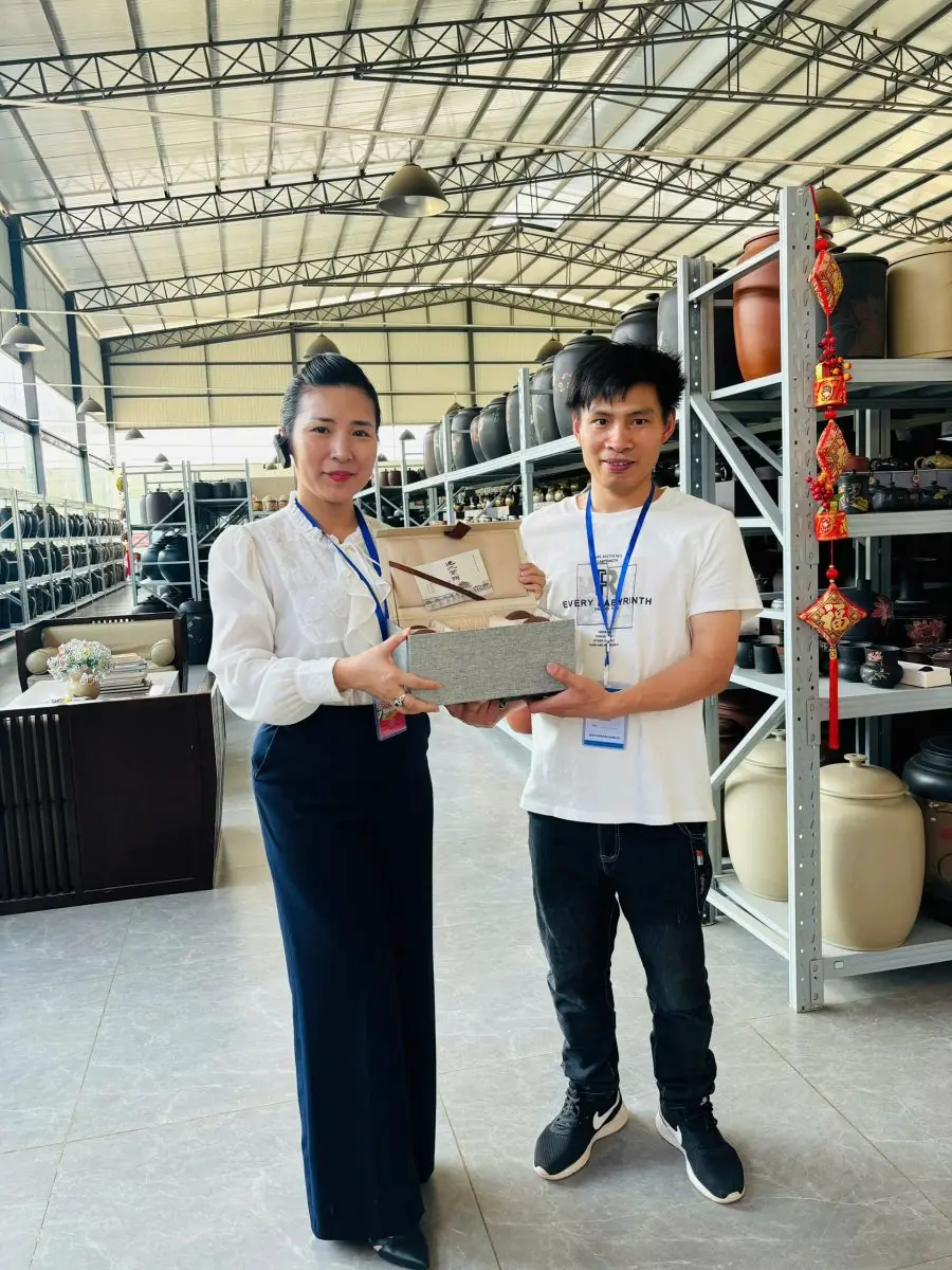Đại diện NASAKI tham quan nhà máy vật liệu xây dựng ở Vân Nam