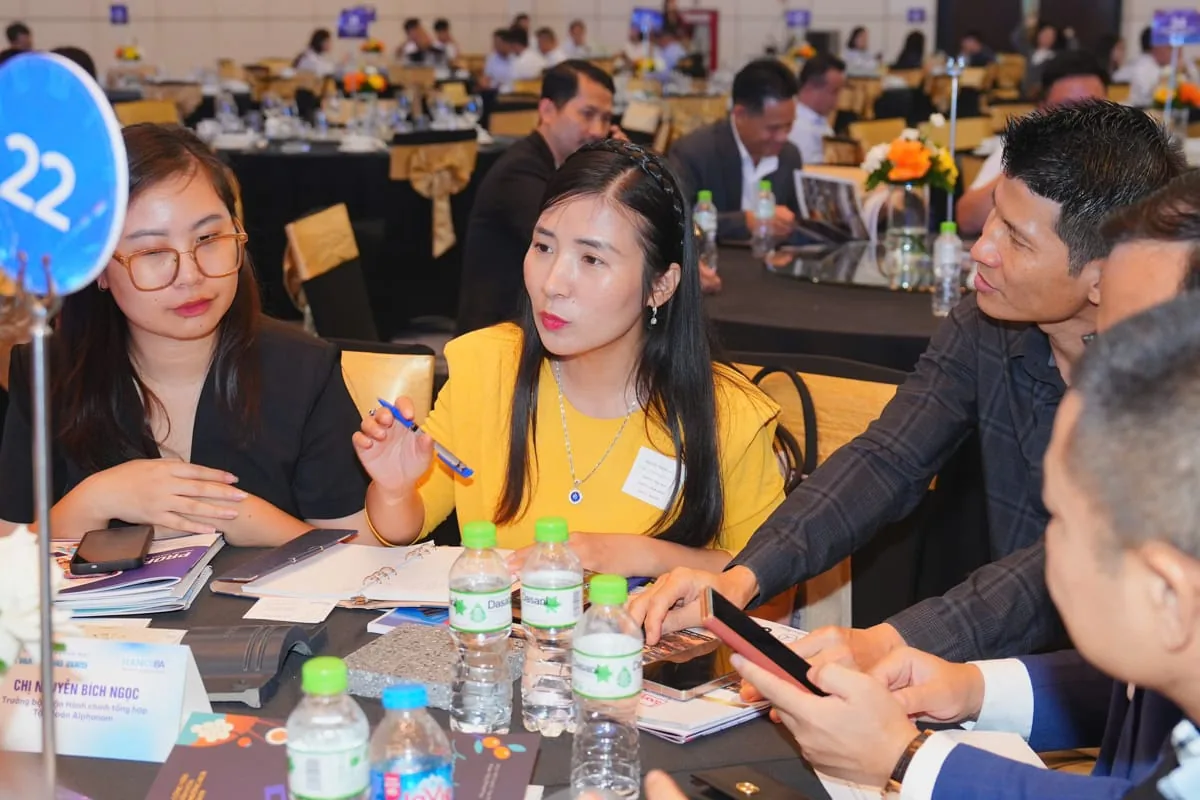Đại diện NASAKI trao đổi với đại diện tập đoàn