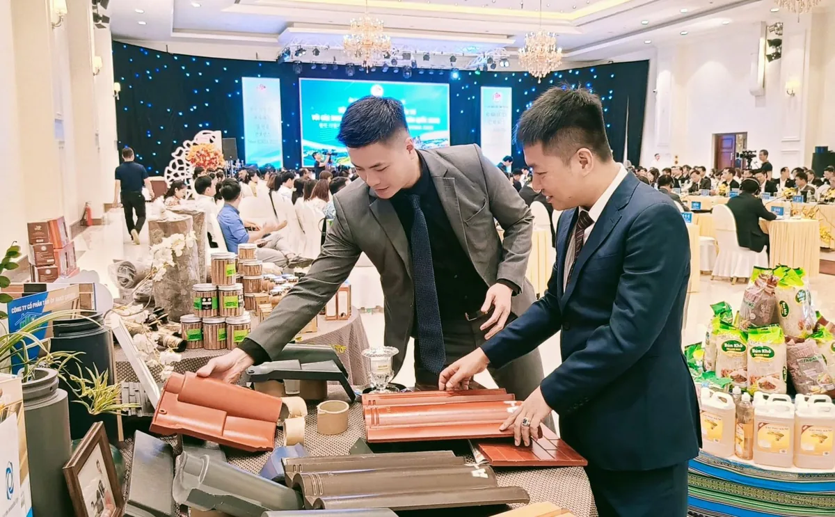 Đại diện NASAKI giới thiệu ngói không nung tại hội nghị ở Yên Bái