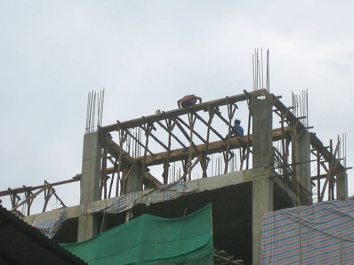 Ngôi nhà đang xây phần khung bê tông tại Hà Nội