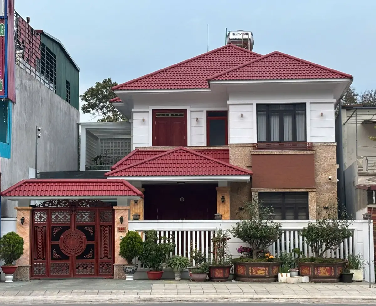 Nhà hai tầng lợp mái ngói đỏ, kinh nghiệm chọn ngói lợp nhà mùa hè