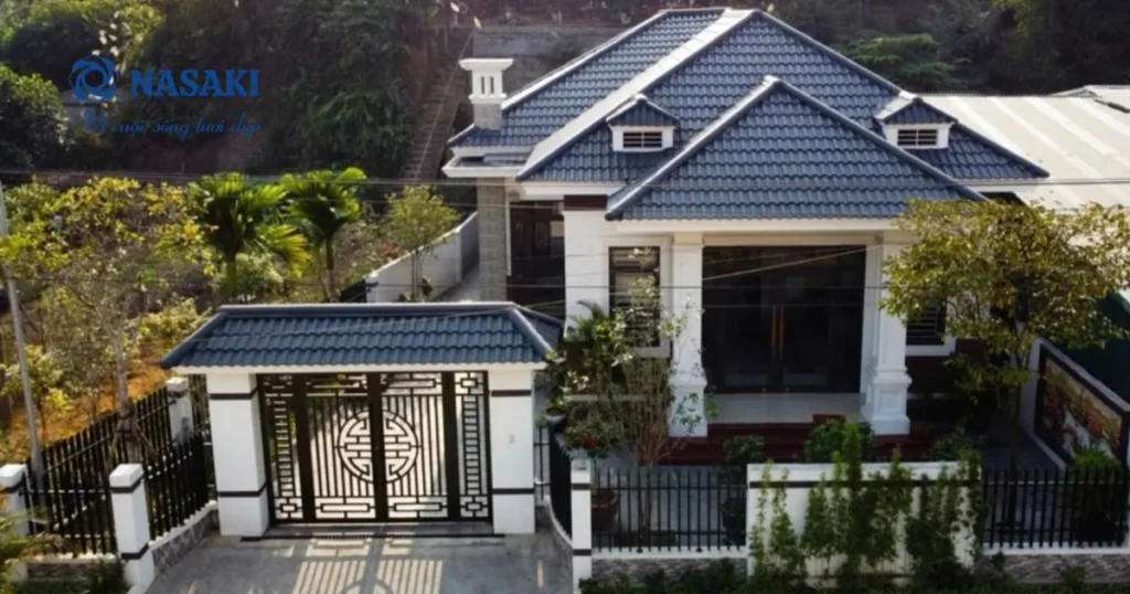 Ngôi nhà mái ngói tông xanh đậm dưới nắng mùa hè