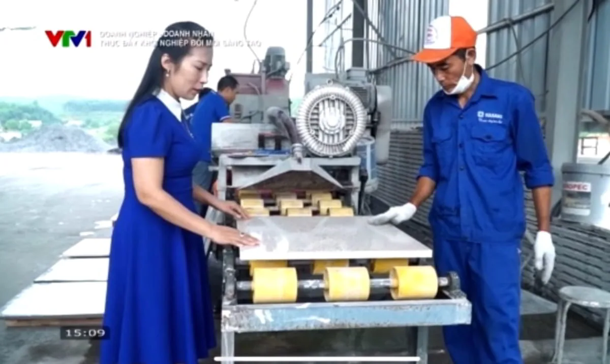 Công nhân NASAKI vận hành máy ép ngói trong chương trình