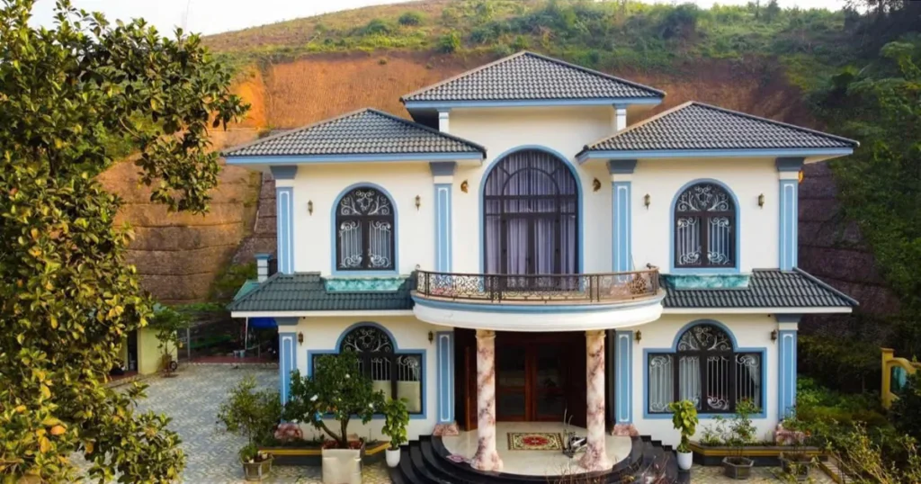 Biệt thự tân cổ điển có thiết kế mái nhà nhiều mặt dốc lợp ngói tông xanh