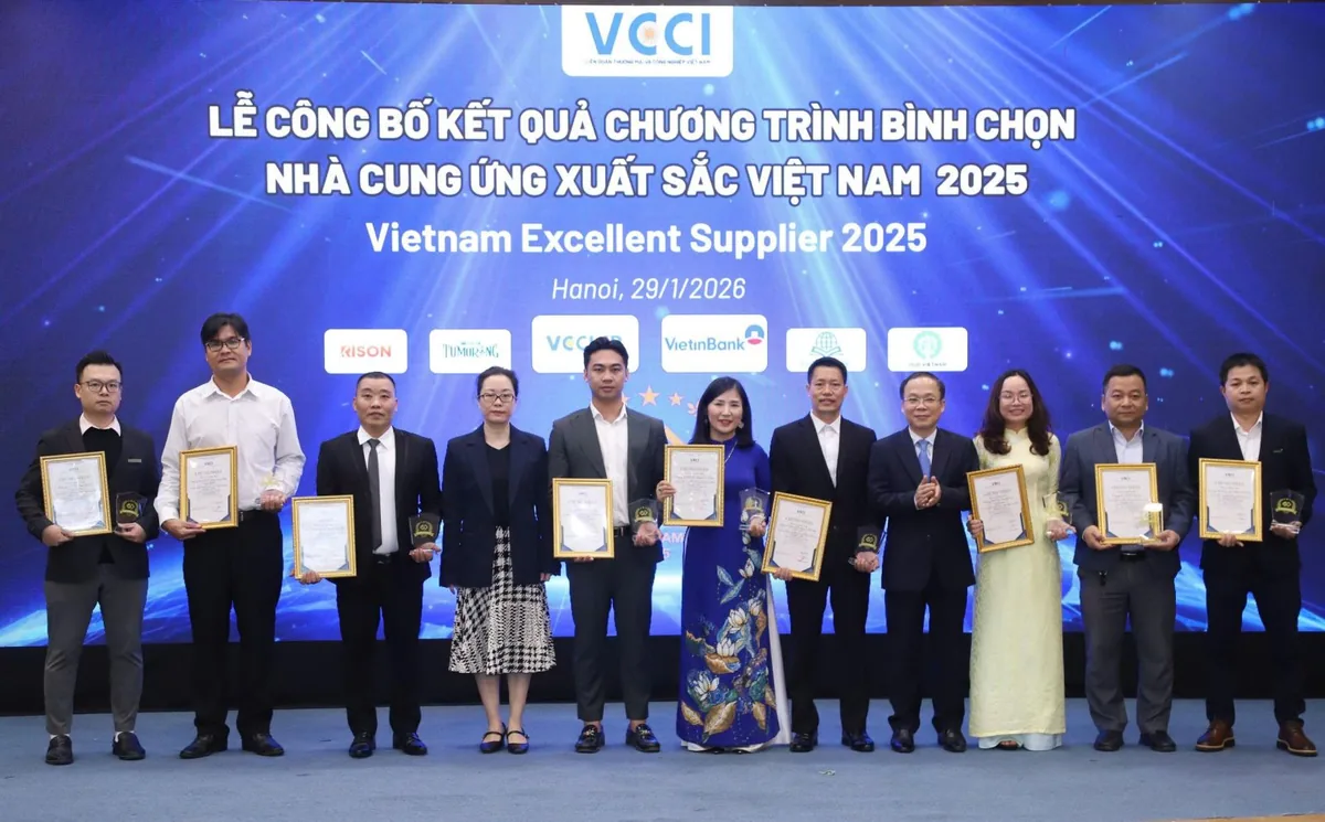 Các doanh nghiệp nhận danh hiệu tại lễ công bố của VCCI ở Hà Nội