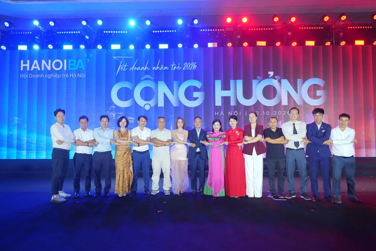 Các doanh nhân nắm tay trên sân khấu Tết Doanh nhân trẻ 2026 thể hiện tinh thần Cộng hưởng