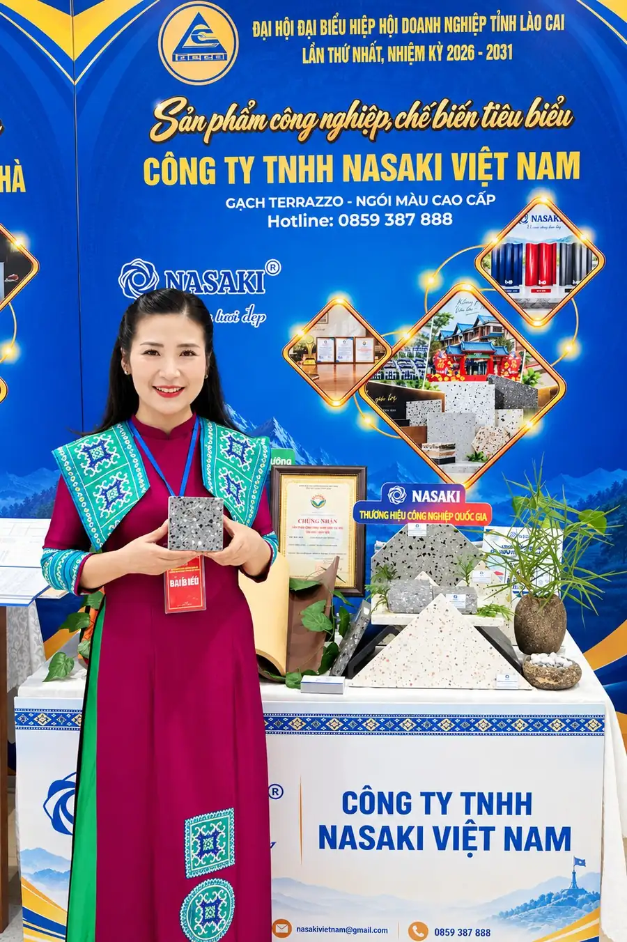 Doanh nhân Nguyễn Thị Khuyên tại gian trưng bày Nasaki Việt Nam