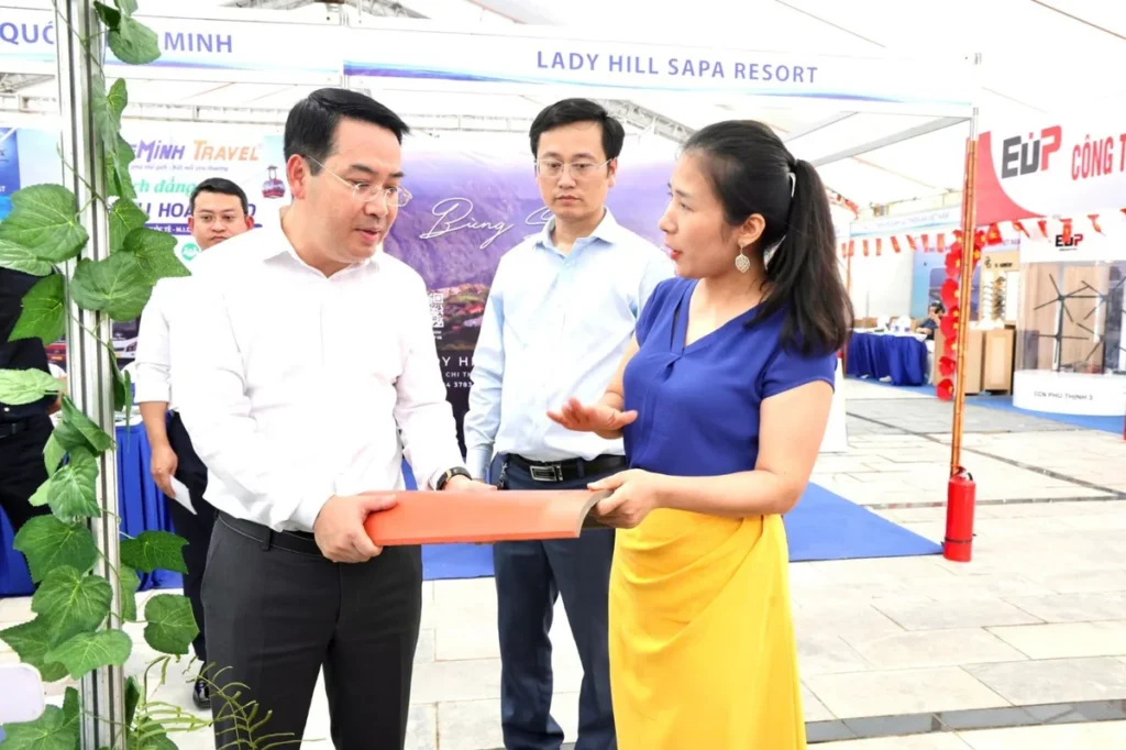 Doanh nhân Nguyễn Thị Khuyên giới thiệu ngói màu Nasaki với Chủ tịch UBND tỉnh Lào Cai