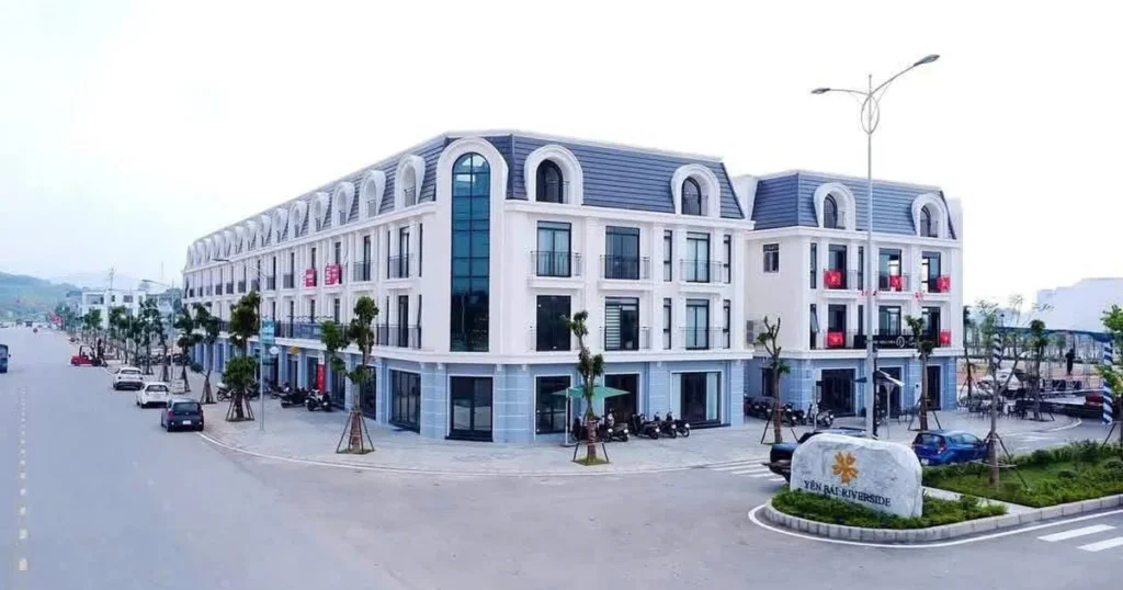 Dãy shophouse tại Riverside Yên Bái lợp ngói phẳng trơn Nasaki