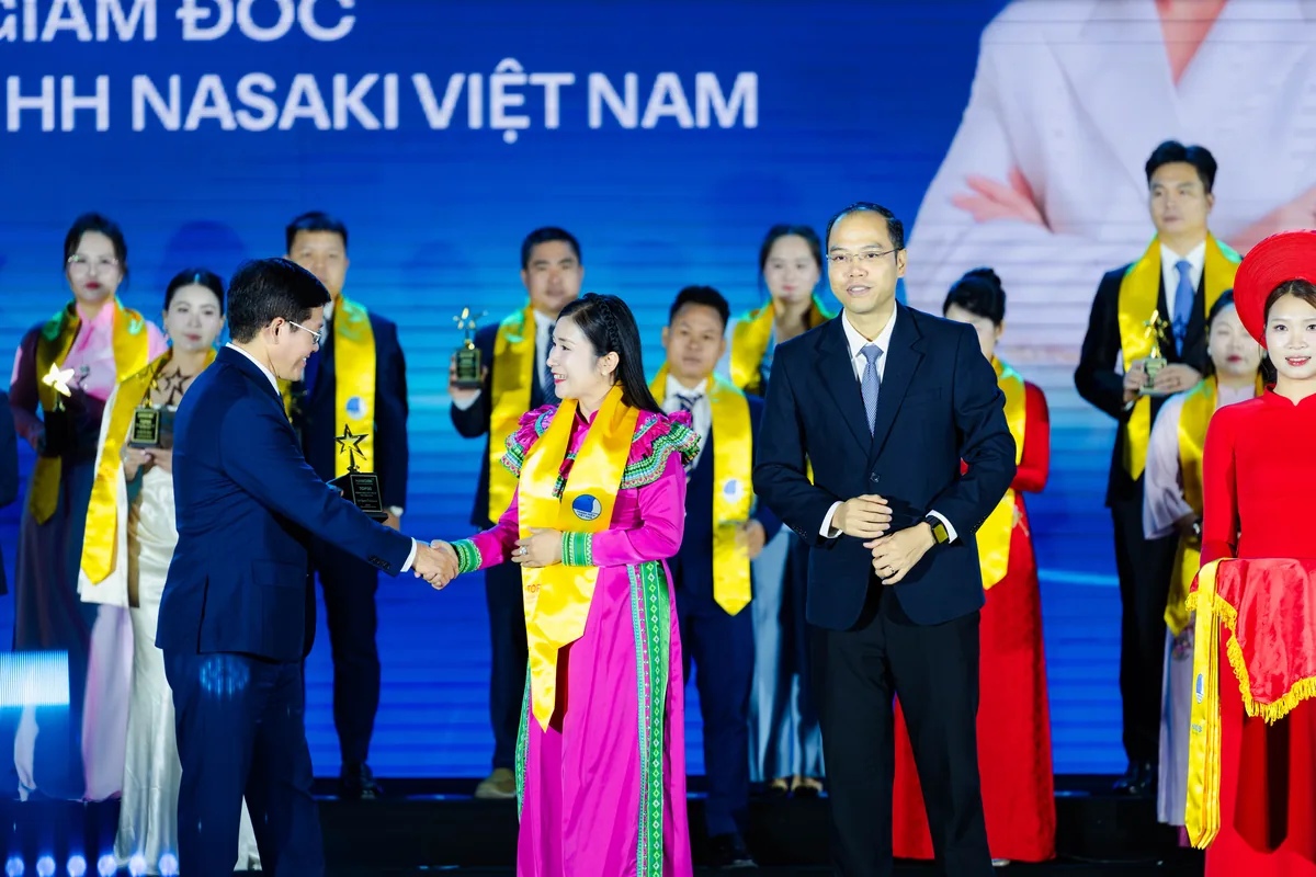 Giám đốc Nasaki Việt Nam bắt tay đại diện ban tổ chức khi nhận giải thưởng của HanoiBA