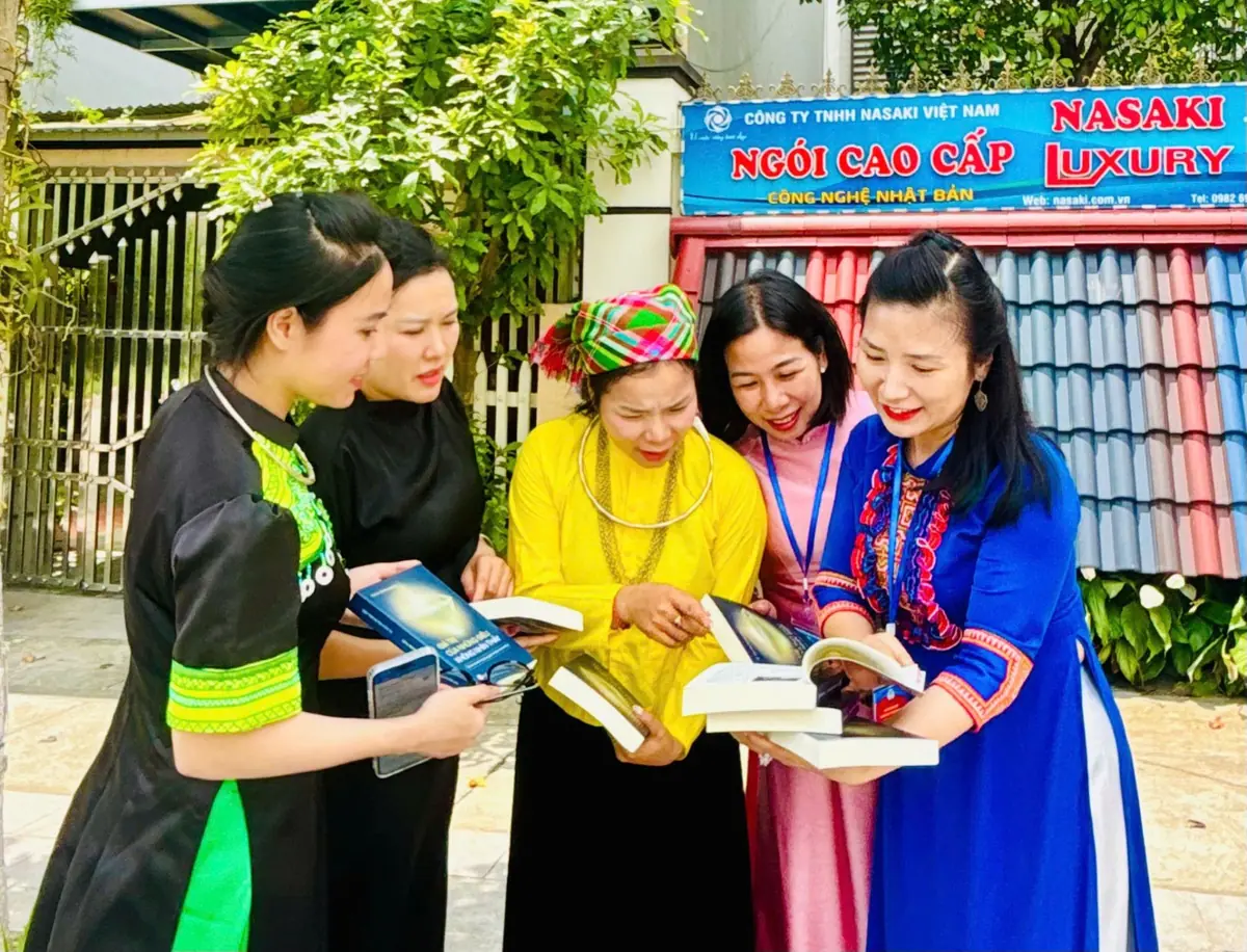 Giao lưu tại khu trưng bày ngói màu Nasaki