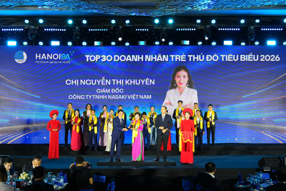 Màn hình lễ trao giải xướng tên bà Nguyễn Thị Khuyên trong Top 30 Doanh nhân trẻ Thủ đô tiêu biểu 2026