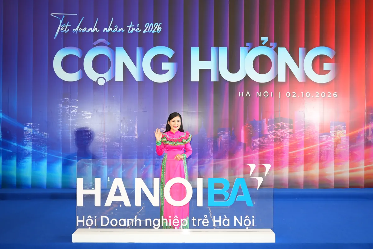 Bà Nguyễn Thị Khuyên tại khu vực check-in Tết Doanh nhân trẻ 2026 của Hội Doanh nghiệp trẻ Hà Nội