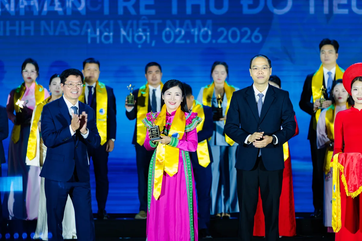 Bà Nguyễn Thị Khuyên cầm cúp vinh danh cùng đại diện lãnh đạo tại lễ trao giải HanoiBA 2026