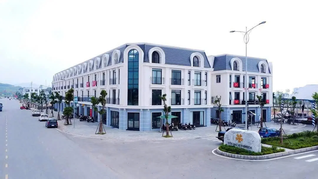 Dãy shophouse tại Riverside Yên Bái lợp ngói phẳng trơn Nasaki