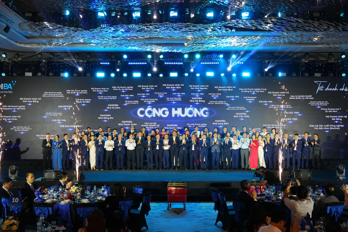 Toàn cảnh sân khấu Tết Doanh nhân trẻ 2026 Cộng hưởng của Hội Doanh nghiệp trẻ Hà Nội