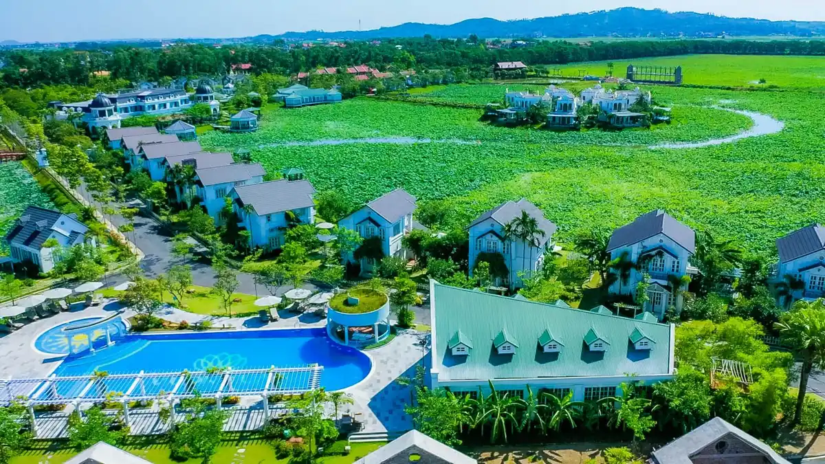 Toàn cảnh Vườn Vua Resort & Villas với biệt thự ven đầm sen